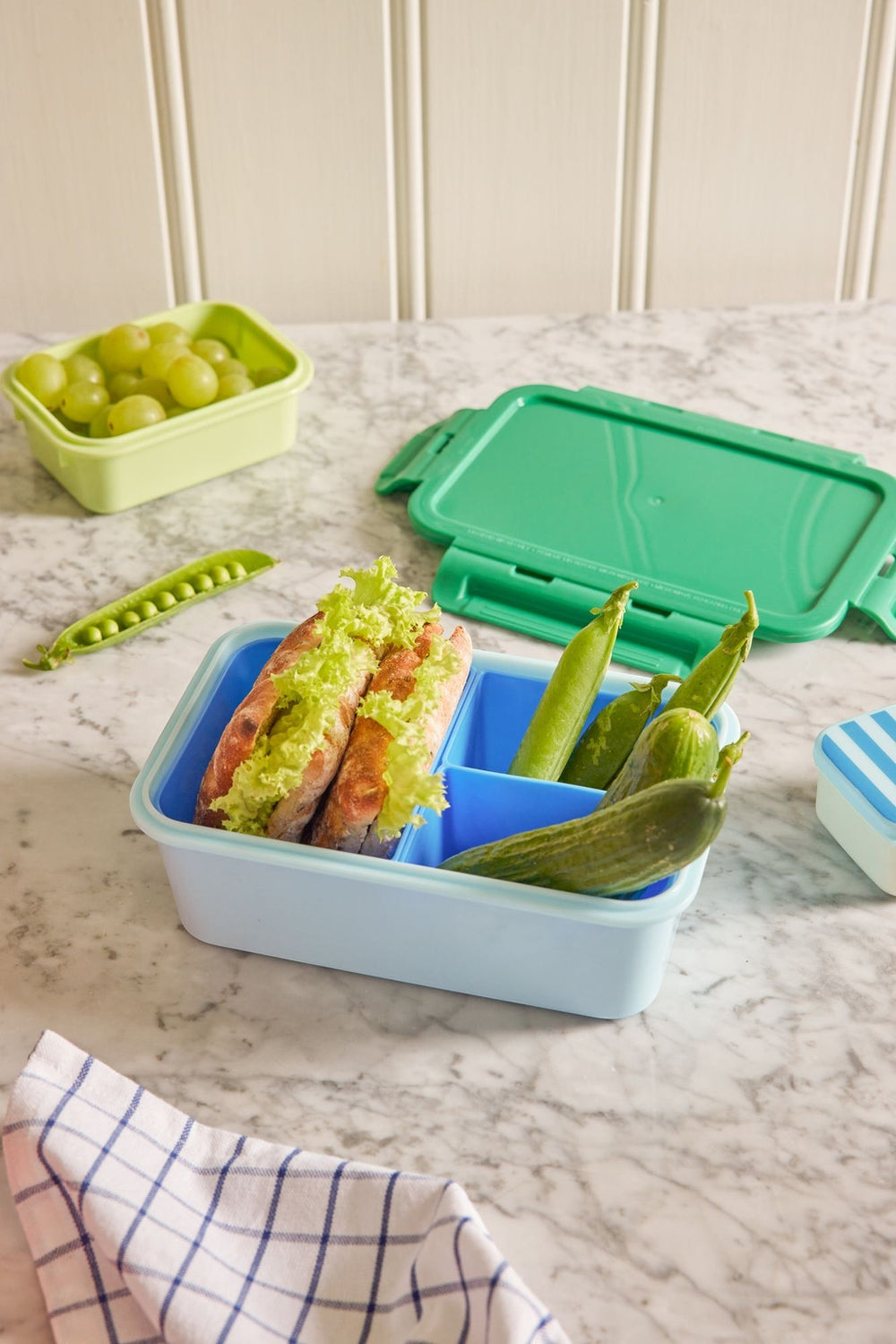Lunchbox mit 3 Einsätzen in der Farbe Hellblau mit grünem Deckel