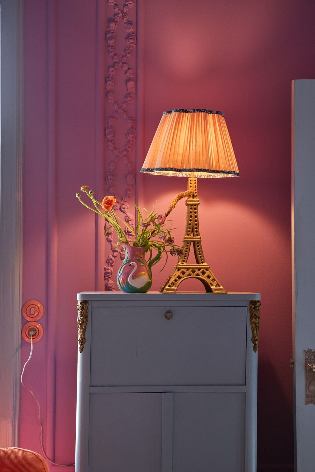 Keramikvase mit Schwan in Koralle