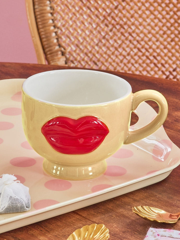 Keramiktasse mit geprägten roten Lippen – Creme – 250 ml