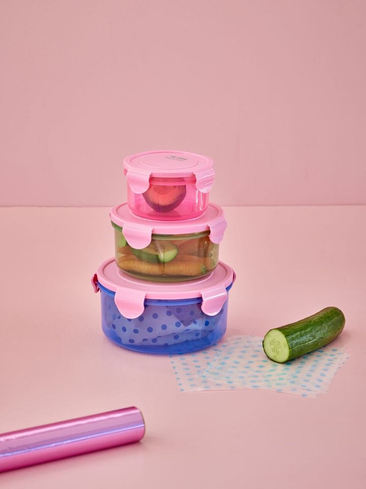 Round plastic food boxes in different colors with pink lid – 3 pieces