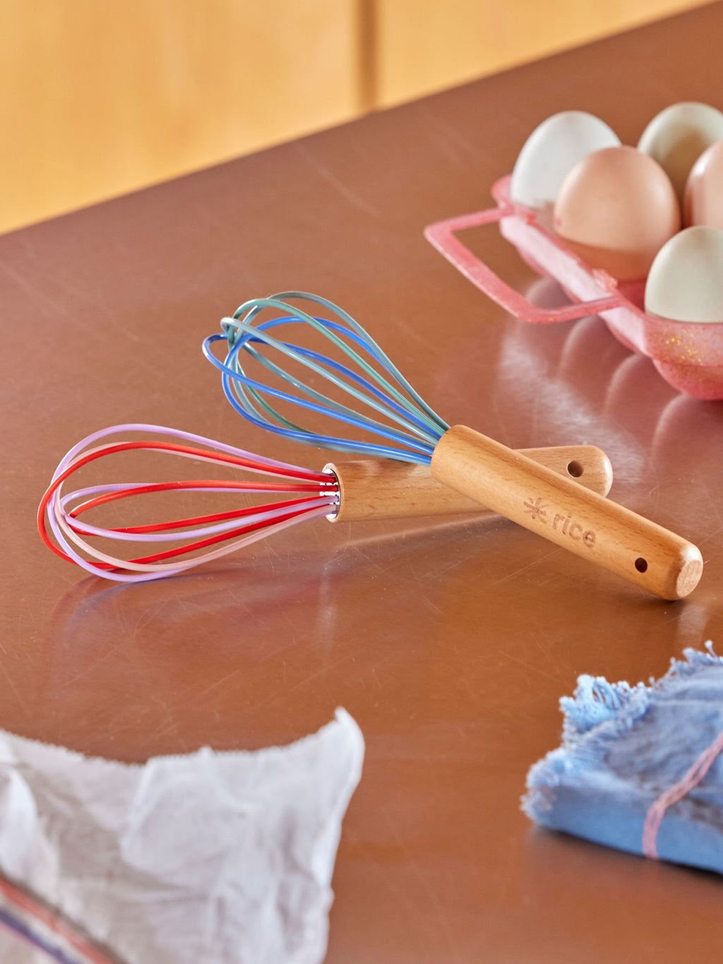 Silikon-Schneebesen in 2 verschiedenen Farben Farben mit Holzgriff – Klein