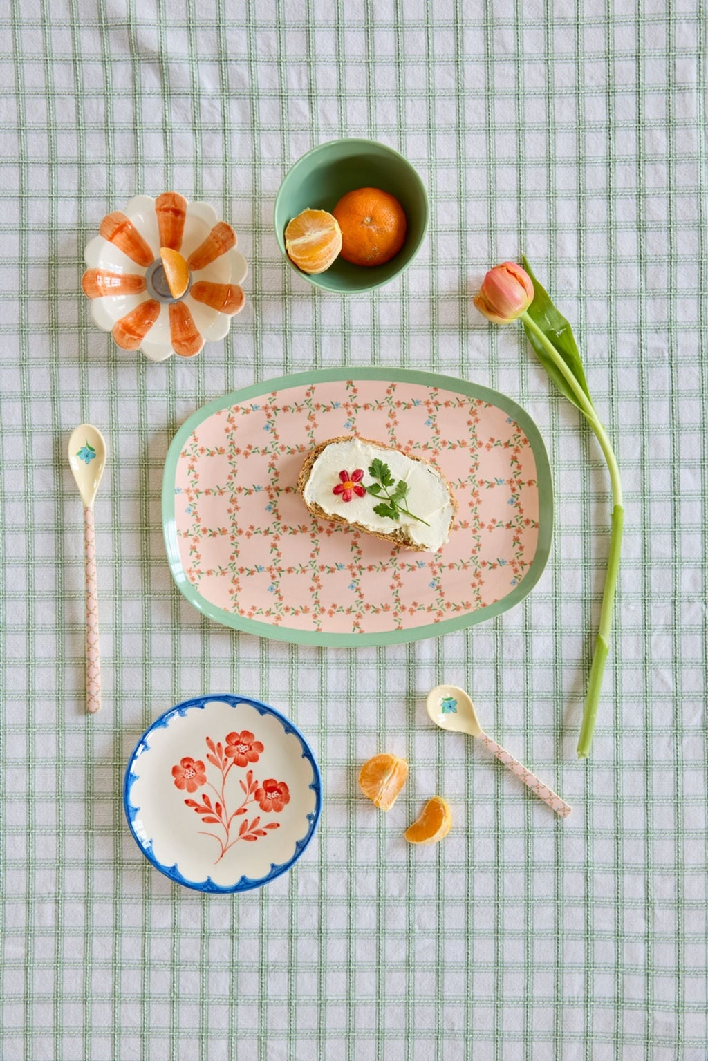 Rechteckiger Melaminteller mit kariertem Schablonendruck