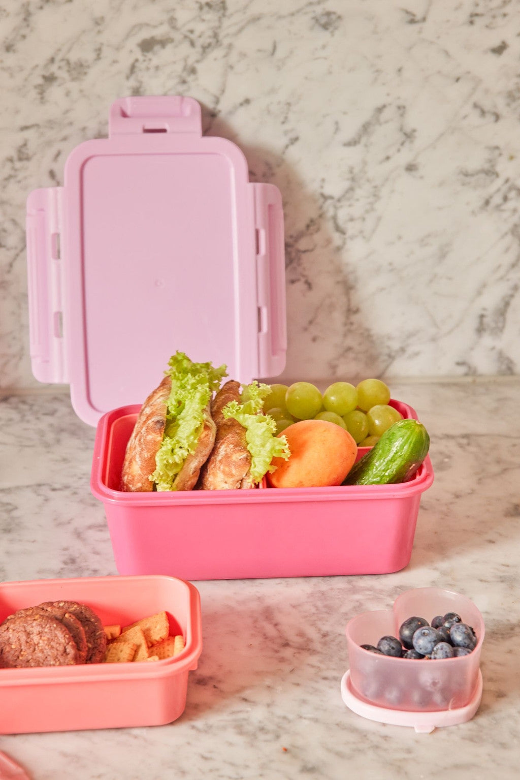 Lunchbox mit 3 Einsätzen in der Farbe Pink mit hellrotem Deckel