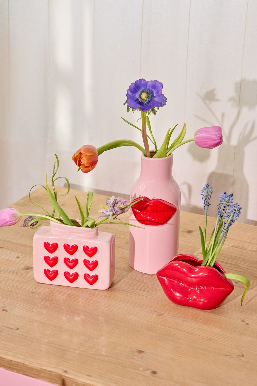 Keramikvase in Lippenform Rot