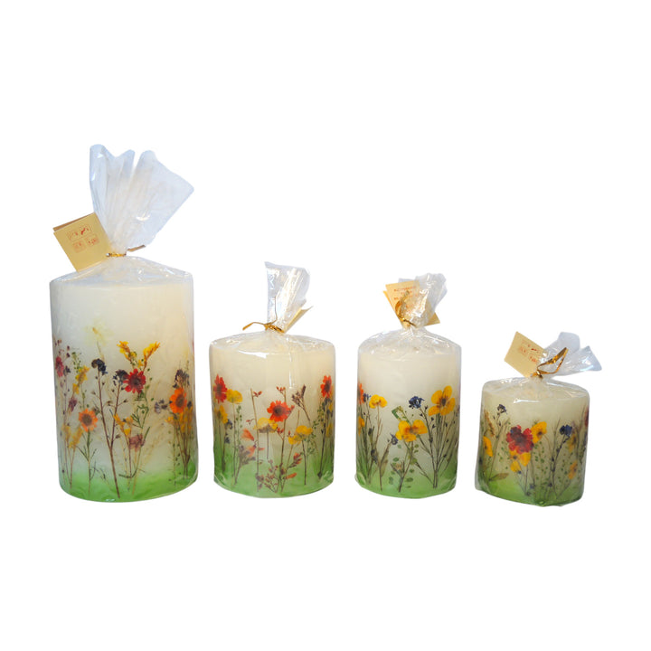 Stumpenkerze rund - mit gepressten Blume