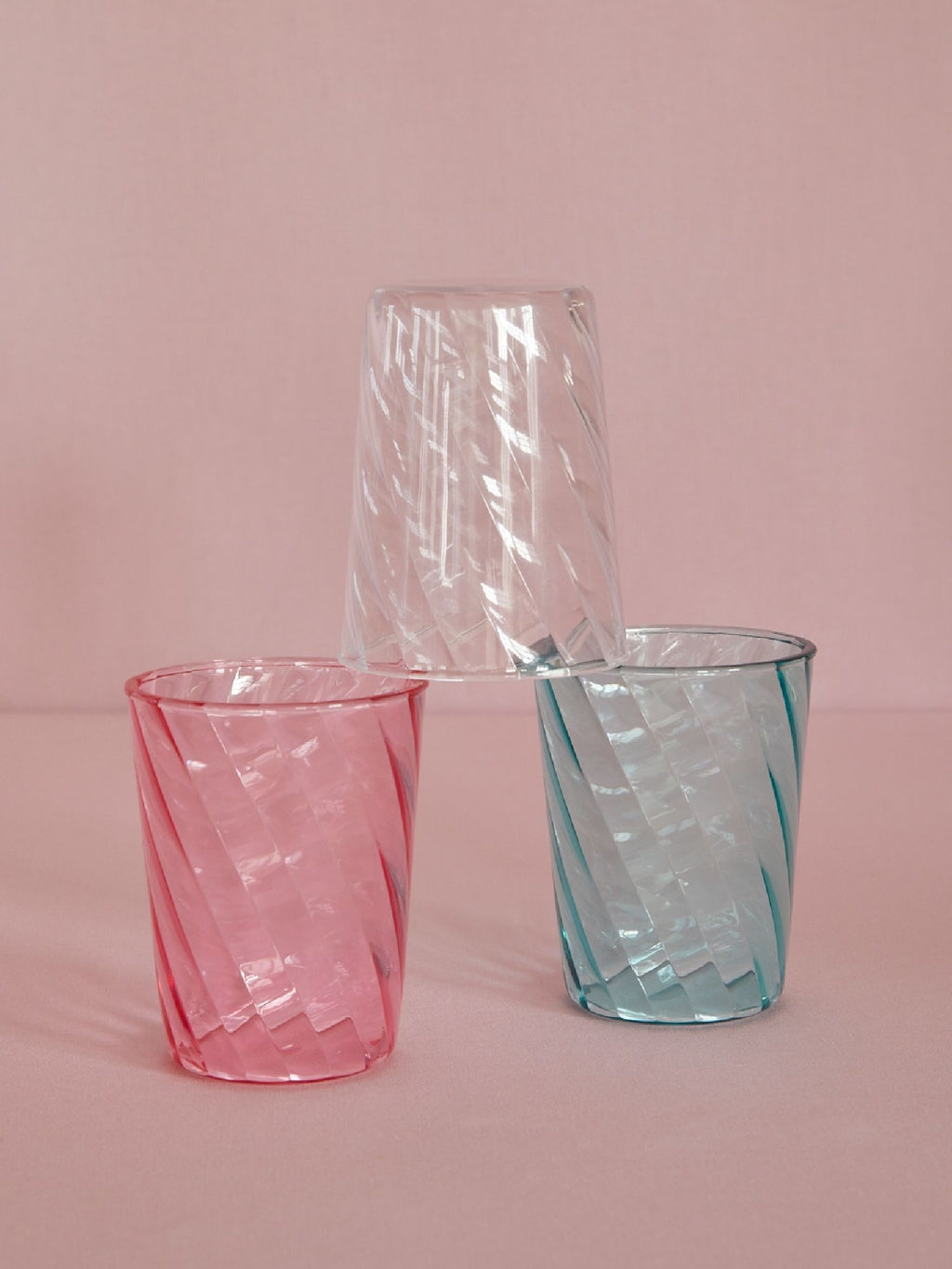 Acrylbecher im Twisted Swirl Design – Rosa – Mittel – 340 ml