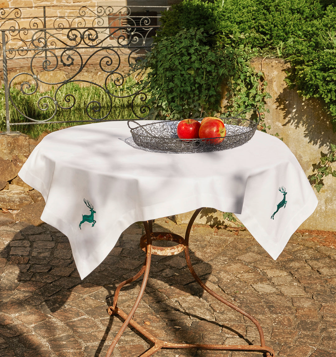 Bestickte Tischdecke "Springender Hirsch" 100 x 100