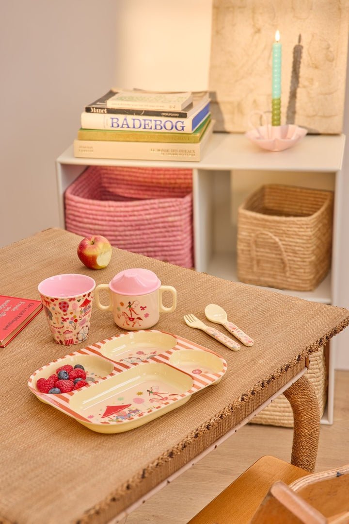 Melaminteller für Kinder (4 Plätze) mit rosa Jahrmarkt-Druck