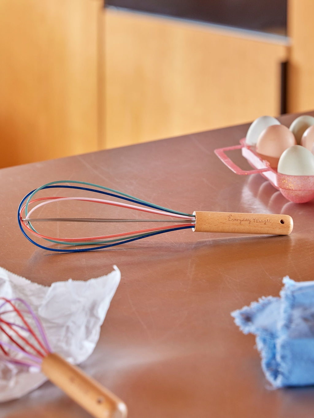 Silikon-Schneebesen in den Farben „A New York Minute“ mit Holzgriff – mittelgroß