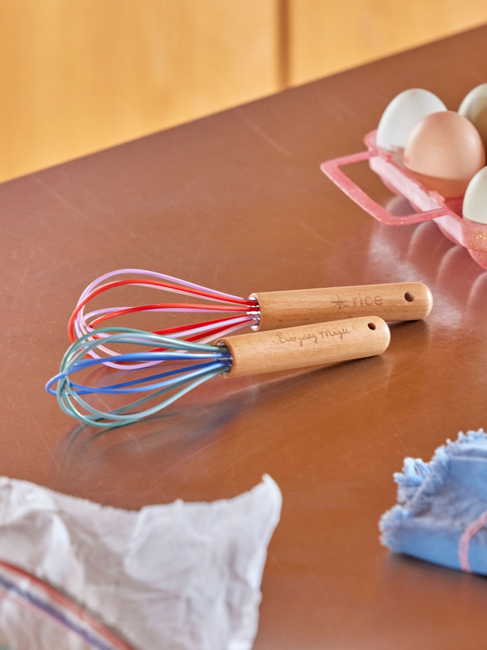 Silikon-Schneebesen in 2 verschiedenen Farben Farben mit Holzgriff- Klein