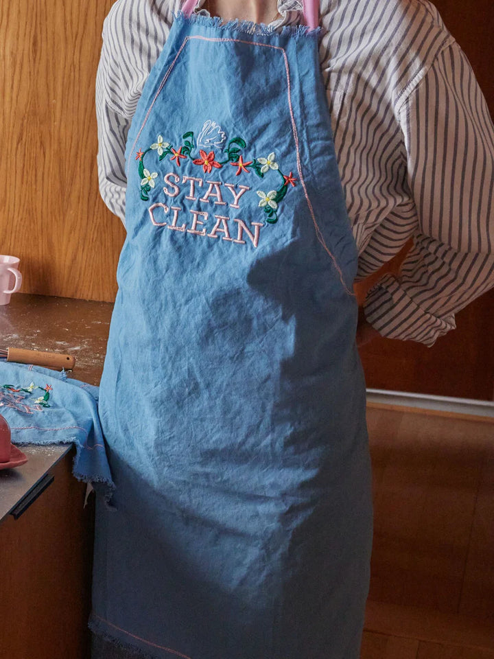 Enzymgewaschene Baumwoll-Schürze mit „Stay Clean“-Print – Blau